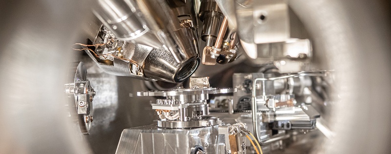 Batterieforschung: Probe in Analysenkammer. Die JLU ist am Exzellenzcluster POLiS (Post Lithium Storage) beteiligt. Foto: Till Schürmann