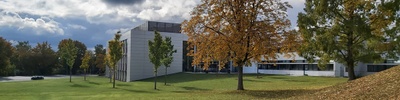 Hörsaalgebäude im Herbst 1200x300