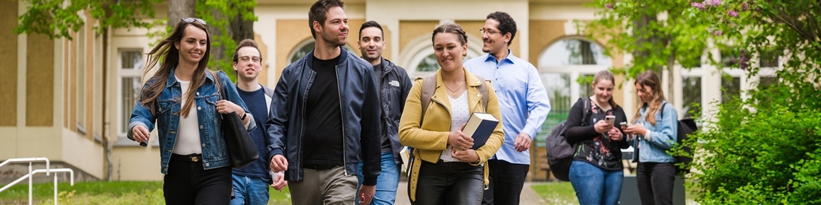 Studierendengruppe am Campus (Bild: Katrina Friese) 1200x300