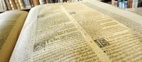 altes Buch aufgeschlagen banner