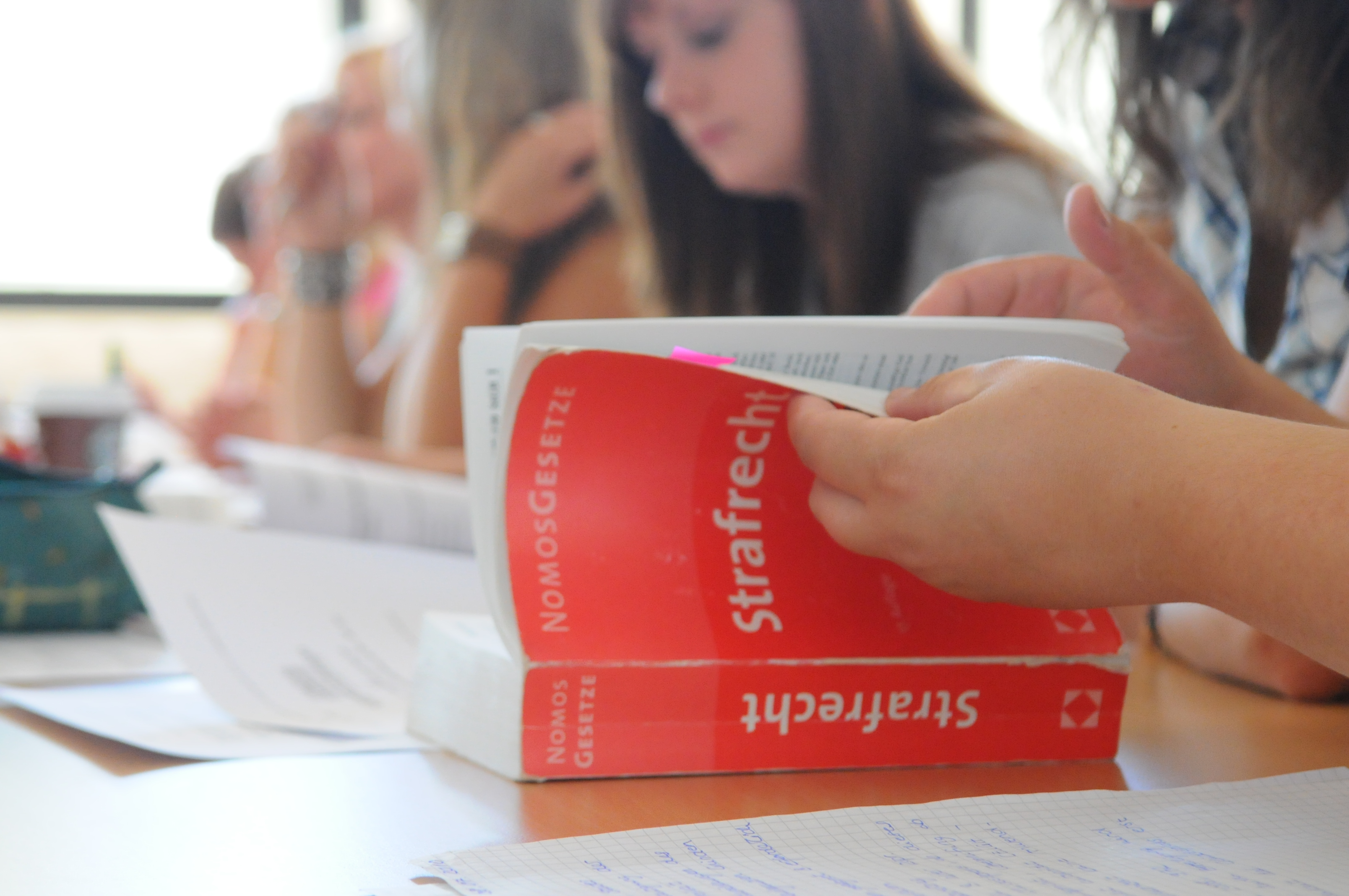 Gesetzestext mit Studierenden