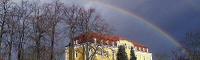 Bilder der Haus auf dem Campus mit Regenbogen zeigt