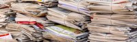 Slider: Ein großer Stapel alter Zeitungen