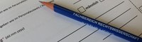 Slider: Ein Antragsformular des Dekanats, darauf ein JLU-Bleistift