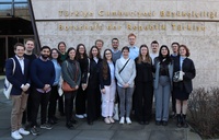 Gruppenfoto vor der Botschaft.JPG