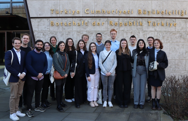 Gruppenfoto vor der Botschaft.JPG