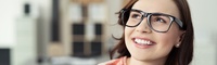 Teaser: Lächelnde Frau mit Hornbrille