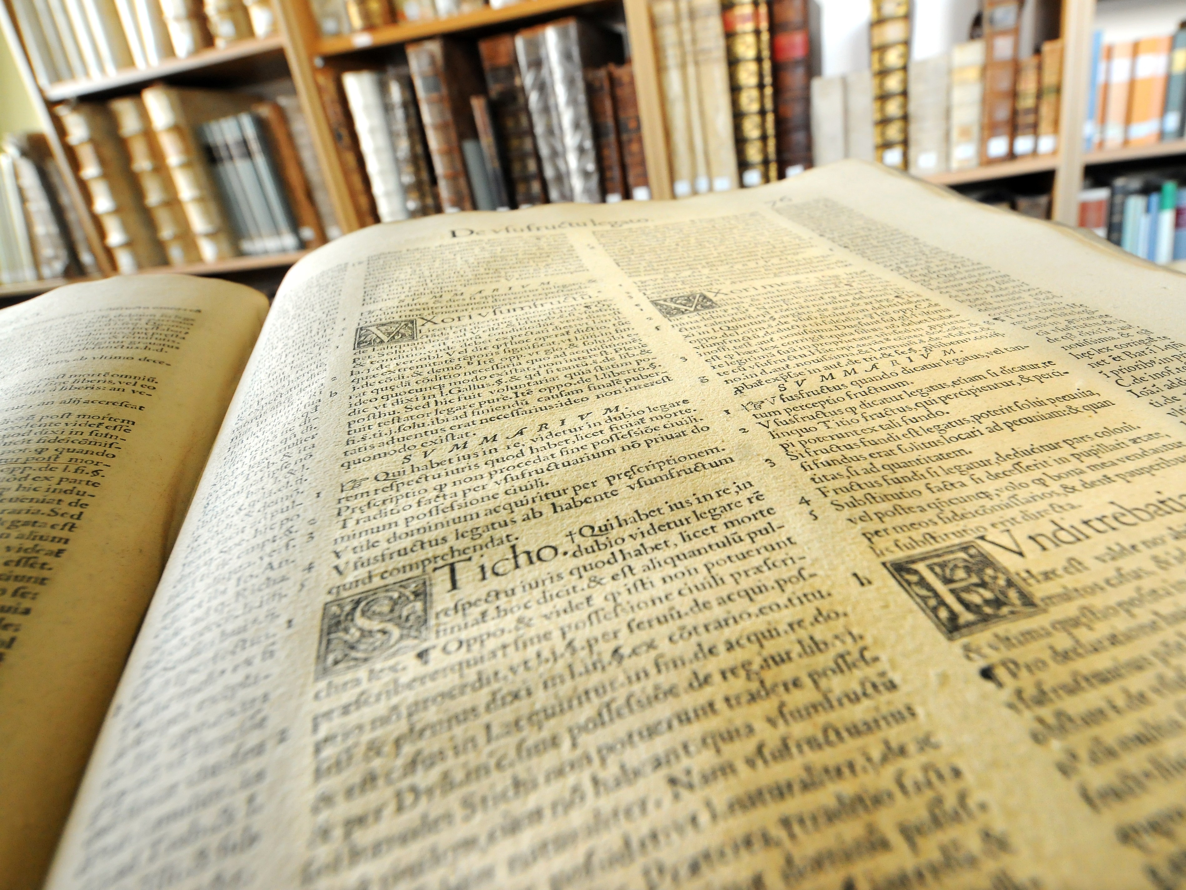 altes Buch_aufgeschlagen.JPG
