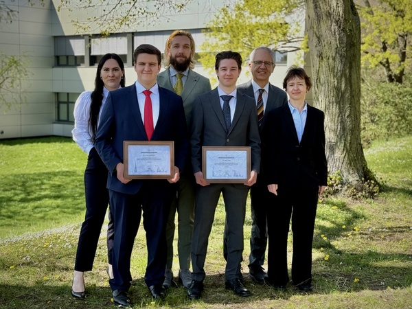 JLU Vis Moot Team 2025/26 (33. Vis Moot) Prof. Dr. Christoph Benicke, Marius Gehler, Natalie Suchocki, Lucas Lindemann, Luca Franz, Prof. Elena Dubovitskaya