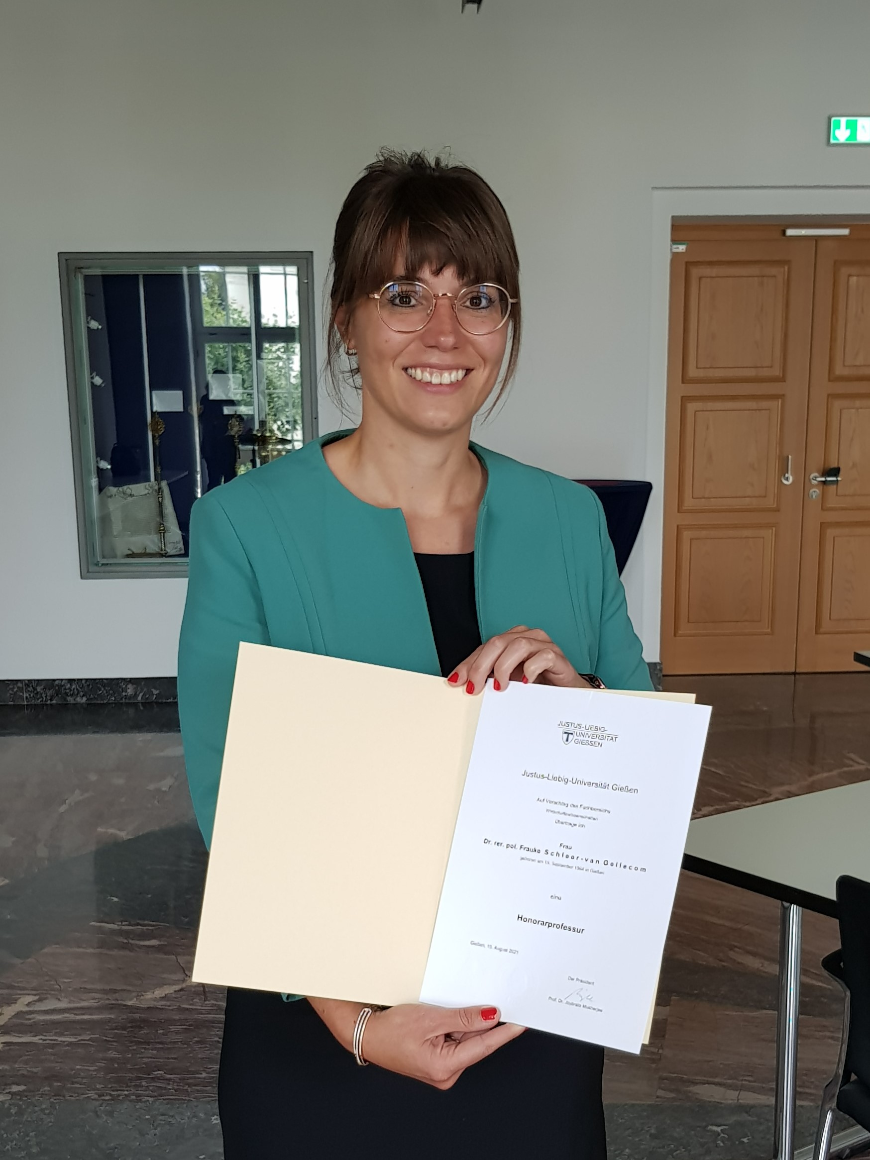Dr. Frauke Schleer-van Gellecom