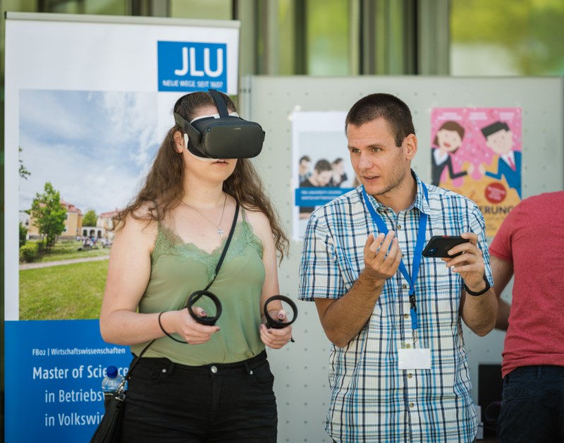 BWLXII: Die JLU und virtuelle Welten erleben – Professur BWLXII beim Open Campus Day 2022