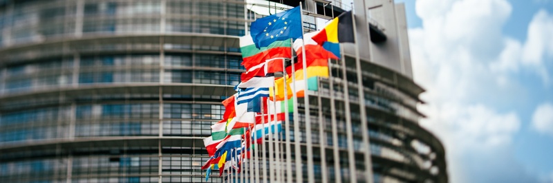 Flaggen am EU Parlament (Colourbox 12116771 von ifeelstock)