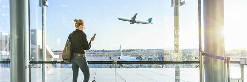 Frau am Flughafen (Colourbox 30559666 von #221861)