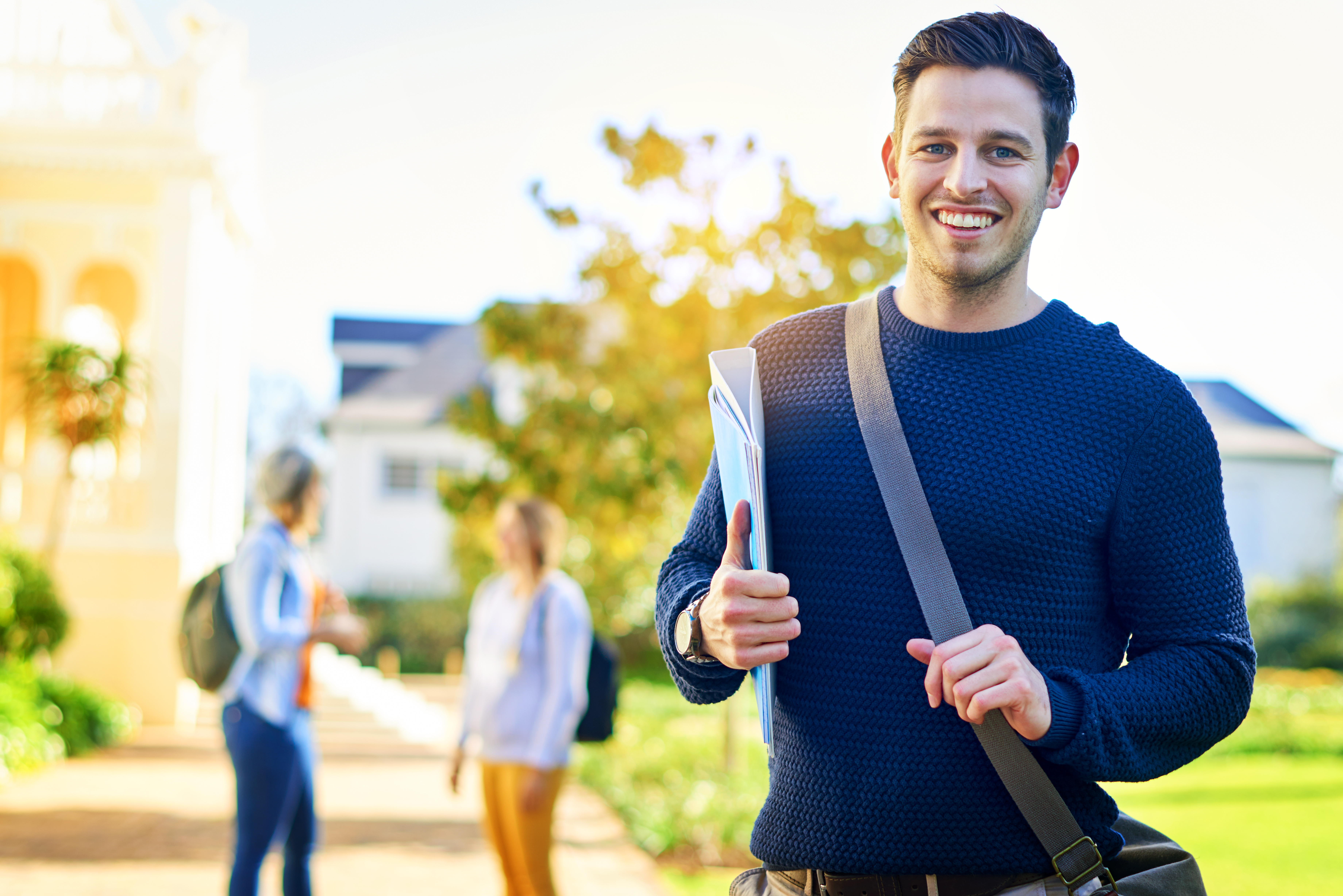Studierender auf dem Campus (Colourbox 61437170 von Peopleimages.com)