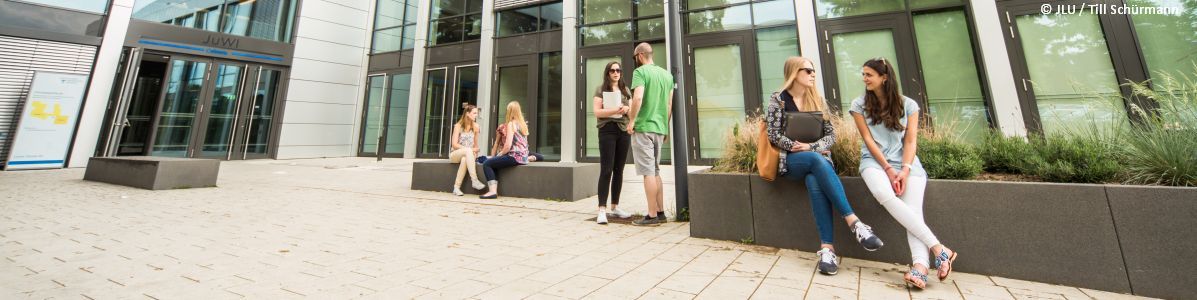 WiWi Campus JLU Gießen Studierende2.jpg