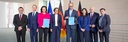 2026-02 Irene Bertschek übergibt EFI-Gutachten an den Kanzler (Foto: Linda Köhler-Sandring)