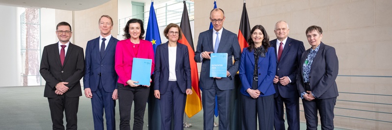 2026-02 Irene Bertschek übergibt EFI-Gutachten an den Kanzler (Foto: Linda Köhler-Sandring)