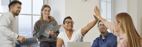 Gruppe erfolgreicher Studierender