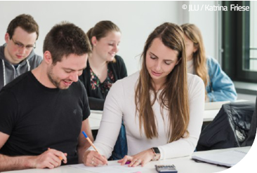 Startseite-News-3b: Pre-University-Courses - Studis-im-Übungsraum, Foto: Katrina Friese