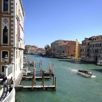 Blick auf Venedig mit Kunstwerk von James Lee Byars