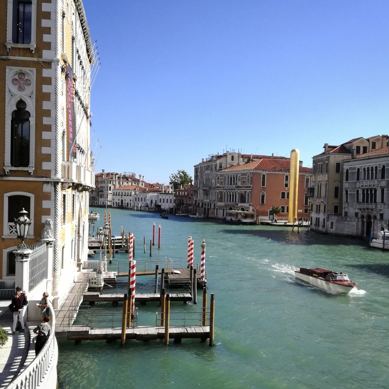 Blick auf Venedig mit Kunstwerk von James Lee Byars