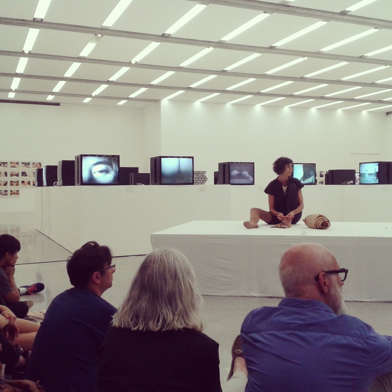 Performance von Ana Rita Teodoro im mumok