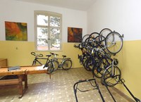 Fahrradwerkstatt mit neuen Gemälden