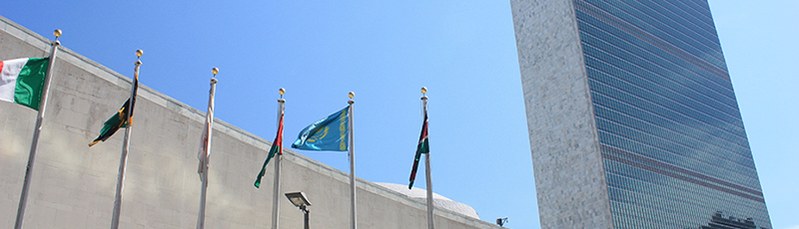 Slider: Einige Fahnen von UN-Mitgliedsstaaten vor dem Hauptgebäude der UN in New York