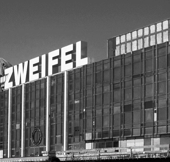 Zweifel,_Palast_der_Republik,_2005_bearbeitet.jpg