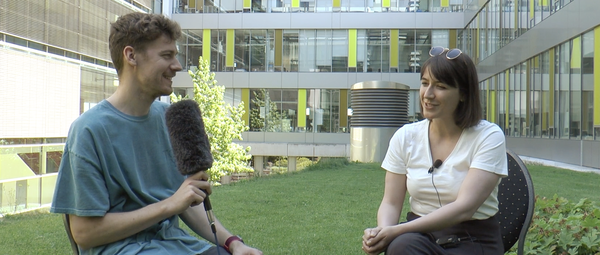 jonas michaela time Das Bild zeigt zwei Personen in einem Interview