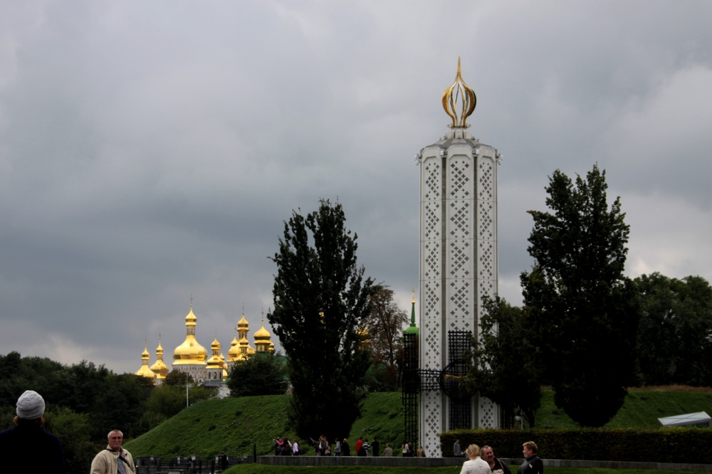 Holodomor-Denkmal und Höhlenklöster