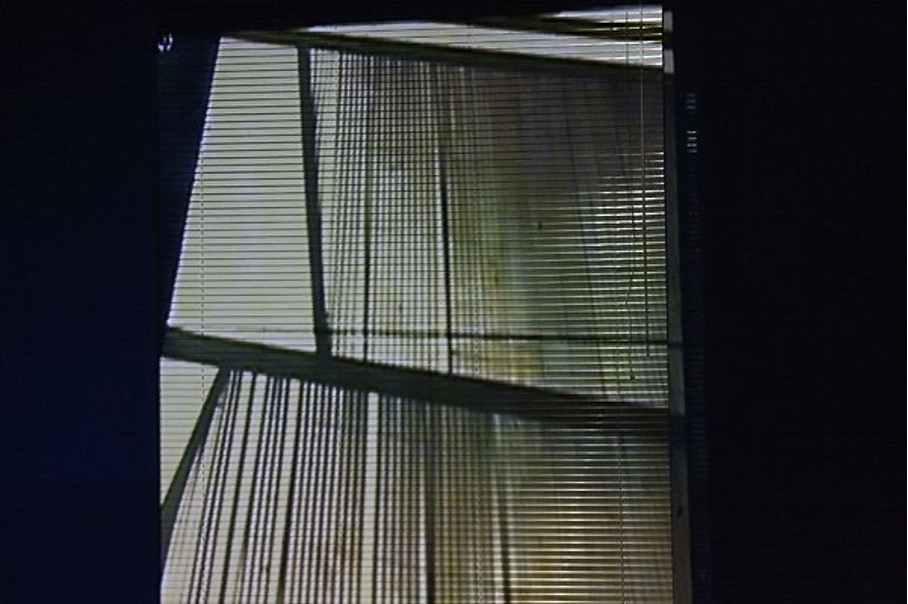 93 slats of one and the same series always stay parallel