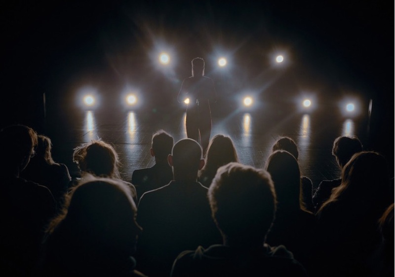 ES GIBT KEIN RICHTIGES (theater) IM FALSCHEN