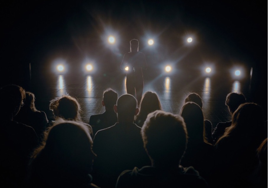 ES GIBT KEIN RICHTIGES (theater) IM FALSCHEN