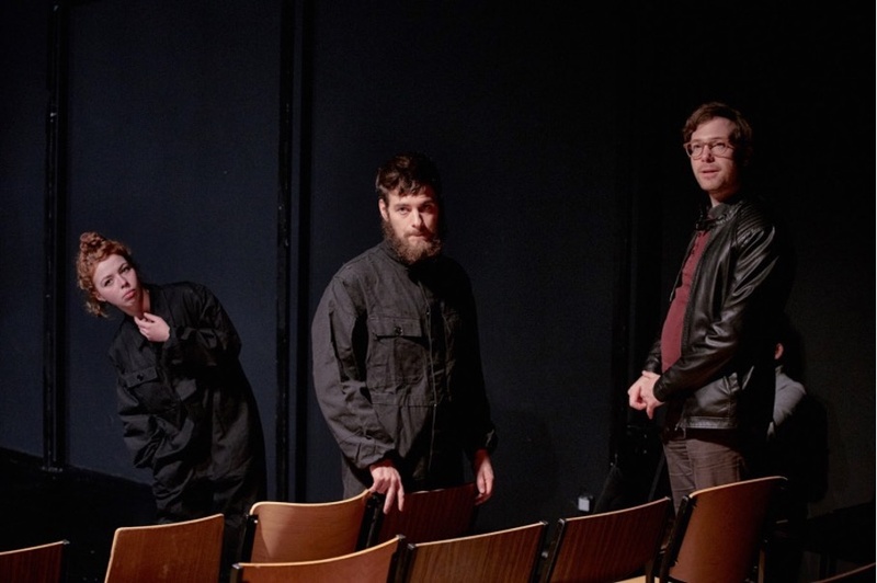 ES GIBT KEIN RICHTIGES (theater) IM FALSCHEN