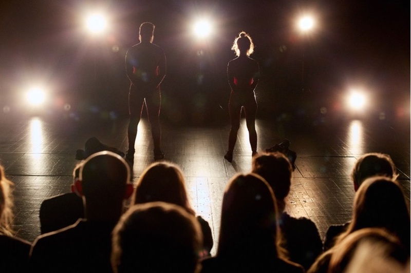 ES GIBT KEIN RICHTIGES (theater) IM FALSCHEN
