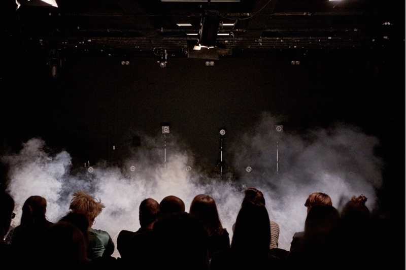ES GIBT KEIN RICHTIGES (theater) IM FALSCHEN
