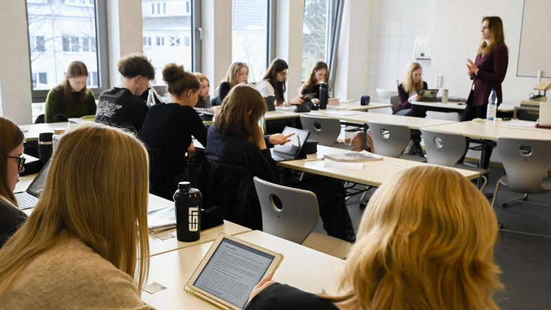 Doktorandin-anna-ansari-sammelt-an-mehreren-oberstufen-im-landkreis-empirische-daten-darunter-auch-ratsgymnasiumund-eichenschule-2MH.jpg