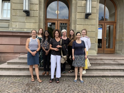 Team vor dem JLU-Hauptgebäude