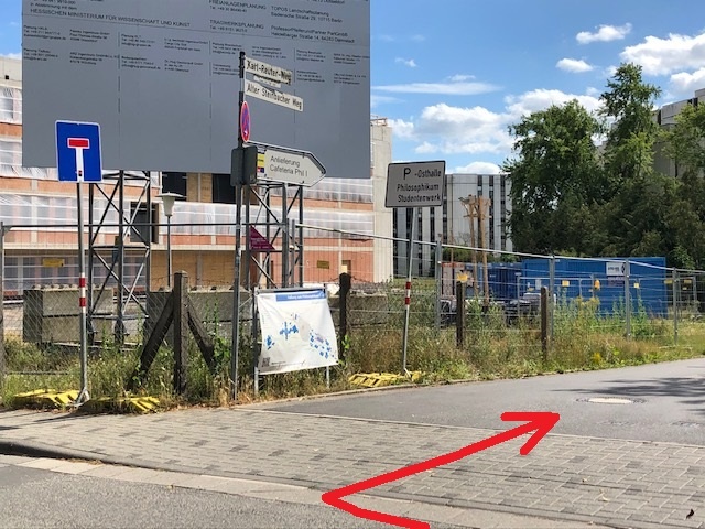 Bild_Karl_Reuter_Weg_Pfeil.jpg