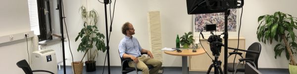 Therapeut vor Kameras