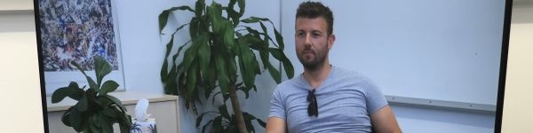 Schauspielpatient auf Bildschirm