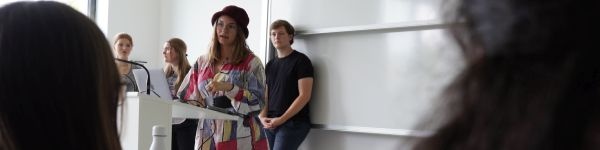 Studierende halten einen Vortrag