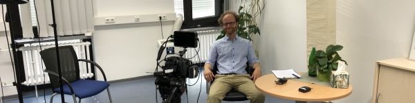 Therapeut vor Kameras