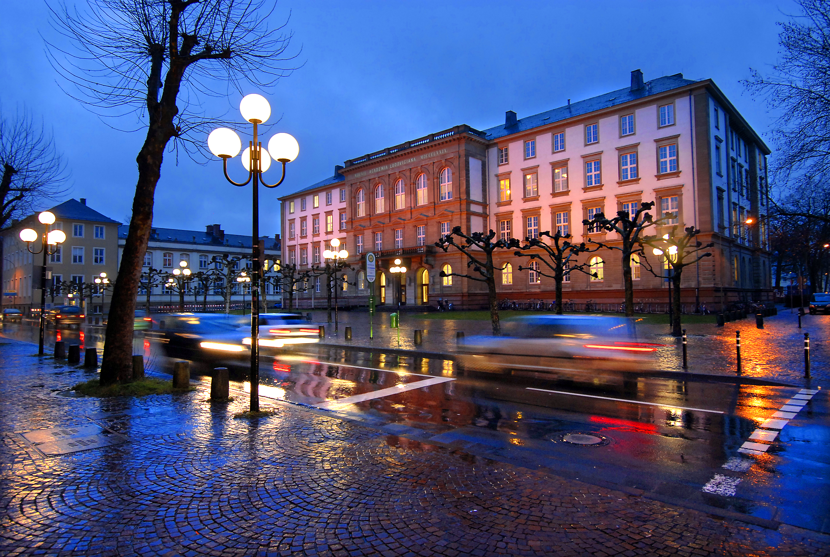 Bild 1 Hauptgebäude abends.jpg