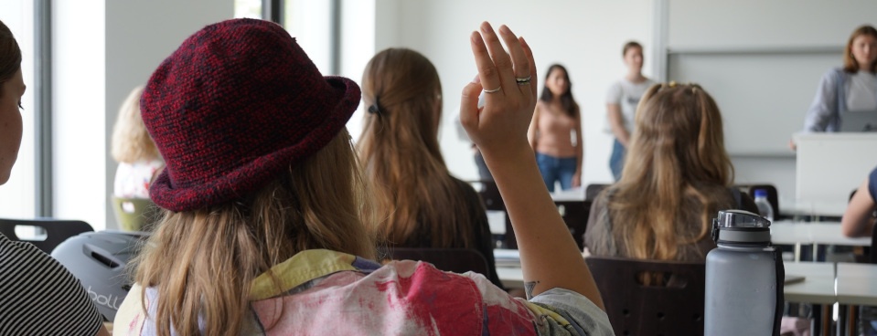 Studentin mit Wortmeldung in einer Veranstaltung