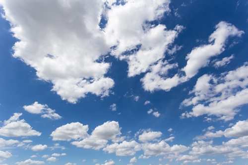 blue sky background with tiny clouds; Foto: Colourbox.de / PENCHAN PUMILA