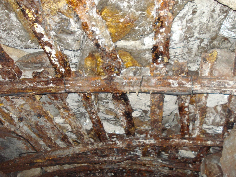 Firstenverbau mit Eisenbohlen