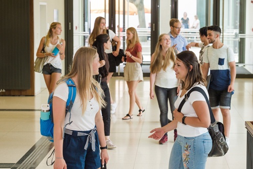 Studierende im Hörsaalgebäude Recht und Wirtschaft. Foto: Katrina Friese