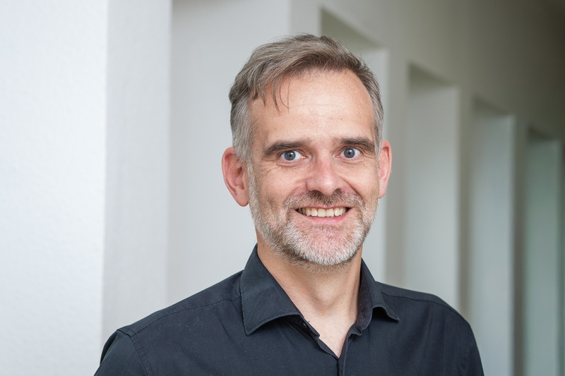 Portraitbild_Prof. Dr. Sascha Hauke